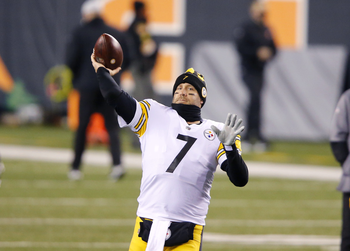 Pittsburgh Steelers quarterback Ben Roethlisberger (7) warms up before a 2020 game against the Cincinnati Bengals at Paul Brown Stadium.